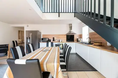 Cuisine ou kitchenette dans l'établissement Ravissante maison 3* avec jacuzzi proche lac