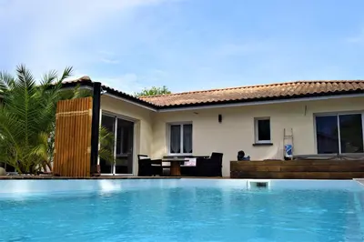 Piscine de l'établissement Villa de charme avec piscine privée et clim 8 pers près du lac de Parentis ou située à proximité