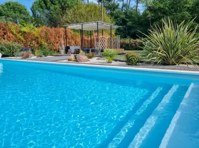 Piscine de l'établissement La Cabane au Carbet Piscine chauffée au calme dans la nature ou située à proximité