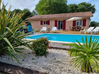 Piscine de l'établissement La Cabane au Carbet Piscine chauffée au calme dans la nature ou située à proximité