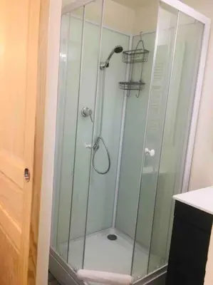 Salle de bains dans l'établissement les petits chalets de kzo