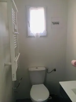 Salle de bains dans l'établissement les petits chalets de kzo