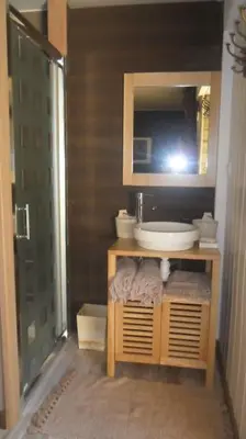 Salle de bains dans l'établissement maison de vacances