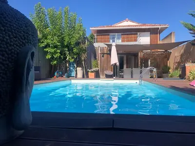 Piscine de l'établissement Belle villa contemporaine ou située à proximité