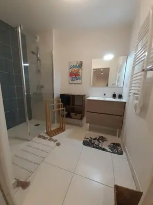 Salle de bains dans l'établissement Dune Blanche 300 m de l'Océan, appartement neuf 6 personnes