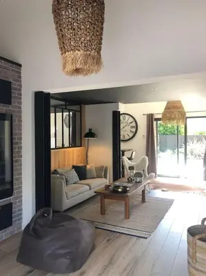Coin salon dans l'établissement Nanie - Villa centre-ville, piscine, wifi - La Teste de Buch