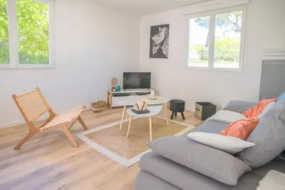 Télévision ou salle de divertissement dans l'établissement Villa Nina- Maison cocon cosy