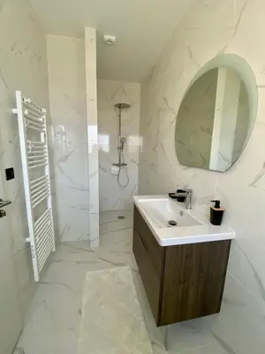 Salle de bains dans l'établissement Villa avec piscine chauffée idéalement située