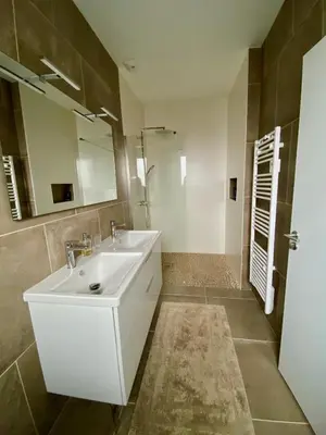 Cuisine ou kitchenette dans l'établissement Villa avec piscine chauffée idéalement située