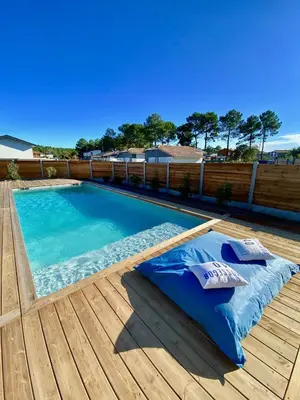 Piscine de l'établissement Villa avec piscine chauffée idéalement située ou située à proximité