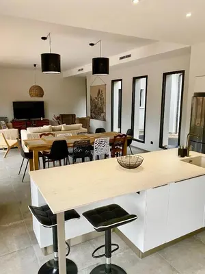 Télévision ou salle de divertissement dans l'établissement Villa avec piscine chauffée idéalement située