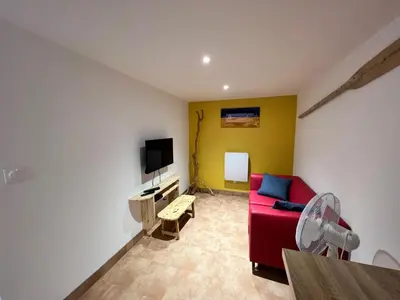 Télévision ou salle de divertissement dans l'établissement La Plage
