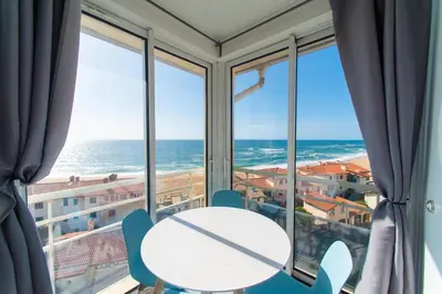 Vue générale sur la mer ou vue sur la mer prise depuis l'appartement
