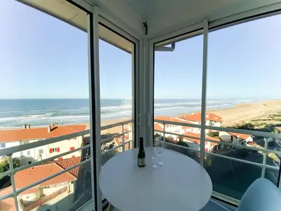 Vue générale sur la mer ou vue sur la mer prise depuis l'appartement