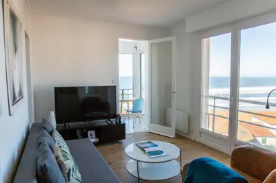 Télévision ou salle de divertissement dans l'établissement Appartement en bord de mer avec vue exceptionnelle