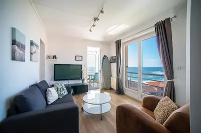Télévision ou salle de divertissement dans l'établissement Appartement en bord de mer avec vue exceptionnelle