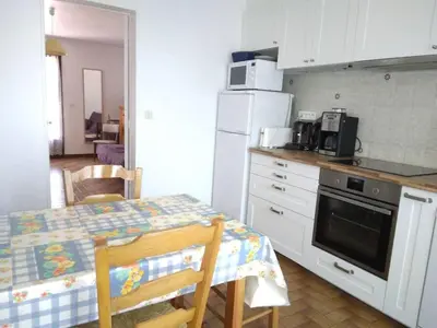 Cuisine ou kitchenette dans l'établissement Papillon