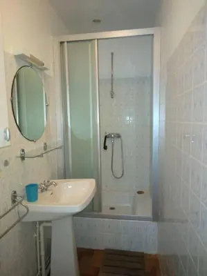 Salle de bains dans l'établissement Papillon