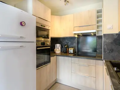 Cuisine ou kitchenette dans l'établissement Holiday Home Lamanchs by Interhome