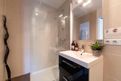 Salle de bains dans l'établissement L'Orée - Appartement cosy face aux pins