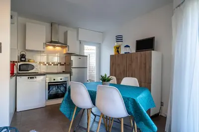 Cuisine ou kitchenette dans l'établissement L'Orée - Appartement cosy face aux pins