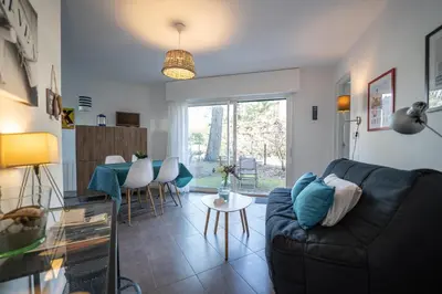 Coin salon dans l'établissement L'Orée - Appartement cosy face aux pins