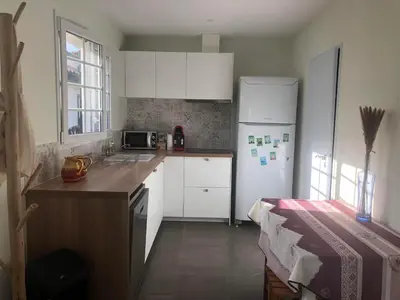 Cuisine ou kitchenette dans l'établissement Studio à 10 minutes de l'océan