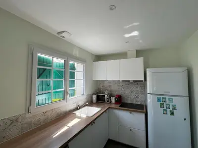 Cuisine ou kitchenette dans l'établissement Studio à 10 minutes de l'océan