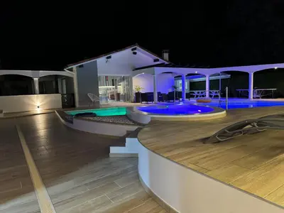 Piscine de l'établissement Villa Sany:10 Pers Maison 200m2 piscine , jacuzzi ou située à proximité