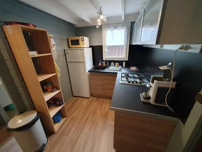 Cuisine ou kitchenette dans l'établissement Chalet calme et agréable