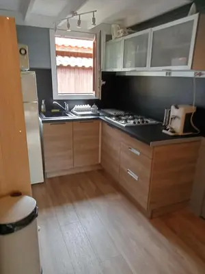 Cuisine ou kitchenette dans l'établissement Chalet calme et agréable