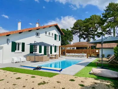 Piscine de l'établissement Villa familiale proche des plages avec piscine chauffée ou située à proximité