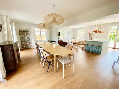 Coin salon dans l'établissement Villa familiale proche des plages avec piscine chauffée