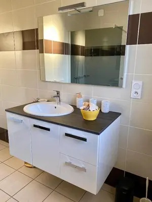 Salle de bains dans l'établissement Villa familiale proche des plages avec piscine chauffée