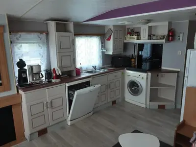 Cuisine ou kitchenette dans l'établissement mobil home tout équipé 3 chambres