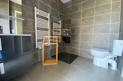 Salle de bains dans l'établissement Maison climatisée typée Arcachonnaise avec piscine