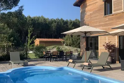 Piscine de l'établissement La Grange du Coulin ou située à proximité