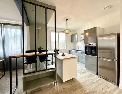Cuisine ou kitchenette dans l'établissement LE LUTZ - Moderne Spacieux - Hyper Centre - Parking