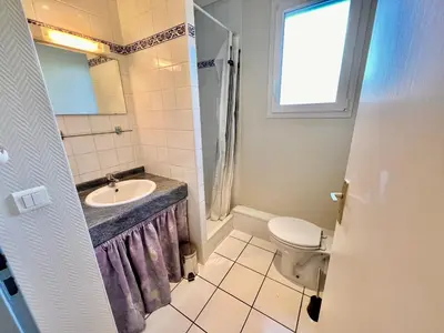 Salle de bains dans l'établissement AU PETIT PÊCHEUR - Apt T2 bis avec vue courant
