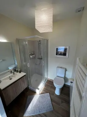 Salle de bains dans l'établissement Maisonnette de charme près de Capbreton Hossegor