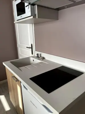 Cuisine ou kitchenette dans l'établissement Maisonnette de charme près de Capbreton Hossegor