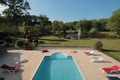 Piscine de l'établissement Domaine du Haou - Grand gîte au cœur d'un domaine bucolique ou située à proximité