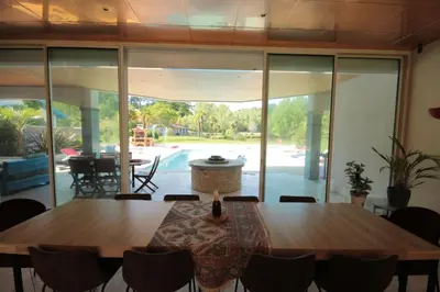 Coin salon dans l'établissement Domaine du Haou - Grand gîte au cœur d'un domaine bucolique