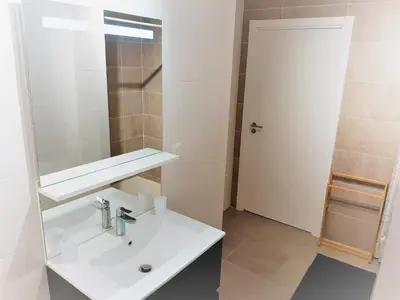 Plan de l'établissement Appartement moderne 3* avec balcon, proche du lac et plage, parking privatif, Wi-Fi inclus - FR-1-239-862