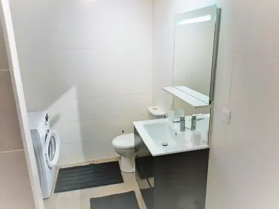 Plan de l'établissement Appartement moderne 3* avec balcon, proche du lac et plage, parking privatif, Wi-Fi inclus - FR-1-239-862