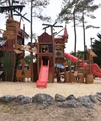 Aire de jeux pour enfants de l'établissement T2 Mimizan plage