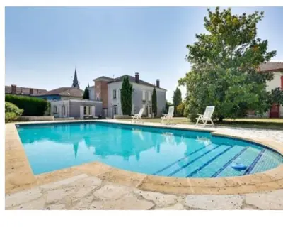 Piscine de l'établissement Bel appartement et jardin chez Maison Devaux ou située à proximité