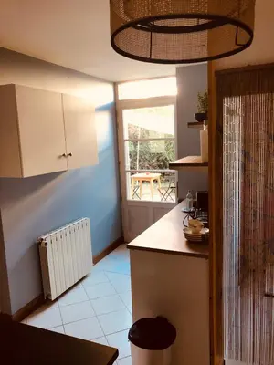 Cuisine ou kitchenette dans l'établissement Bel appartement et jardin chez Maison Devaux