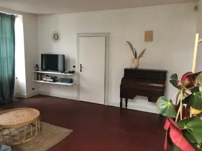 Télévision ou salle de divertissement dans l'établissement Bel appartement et jardin chez Maison Devaux