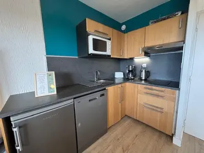Cuisine ou kitchenette dans l'établissement La Cabane Maddyblue 5 min à pieds de l'Océan et commerce